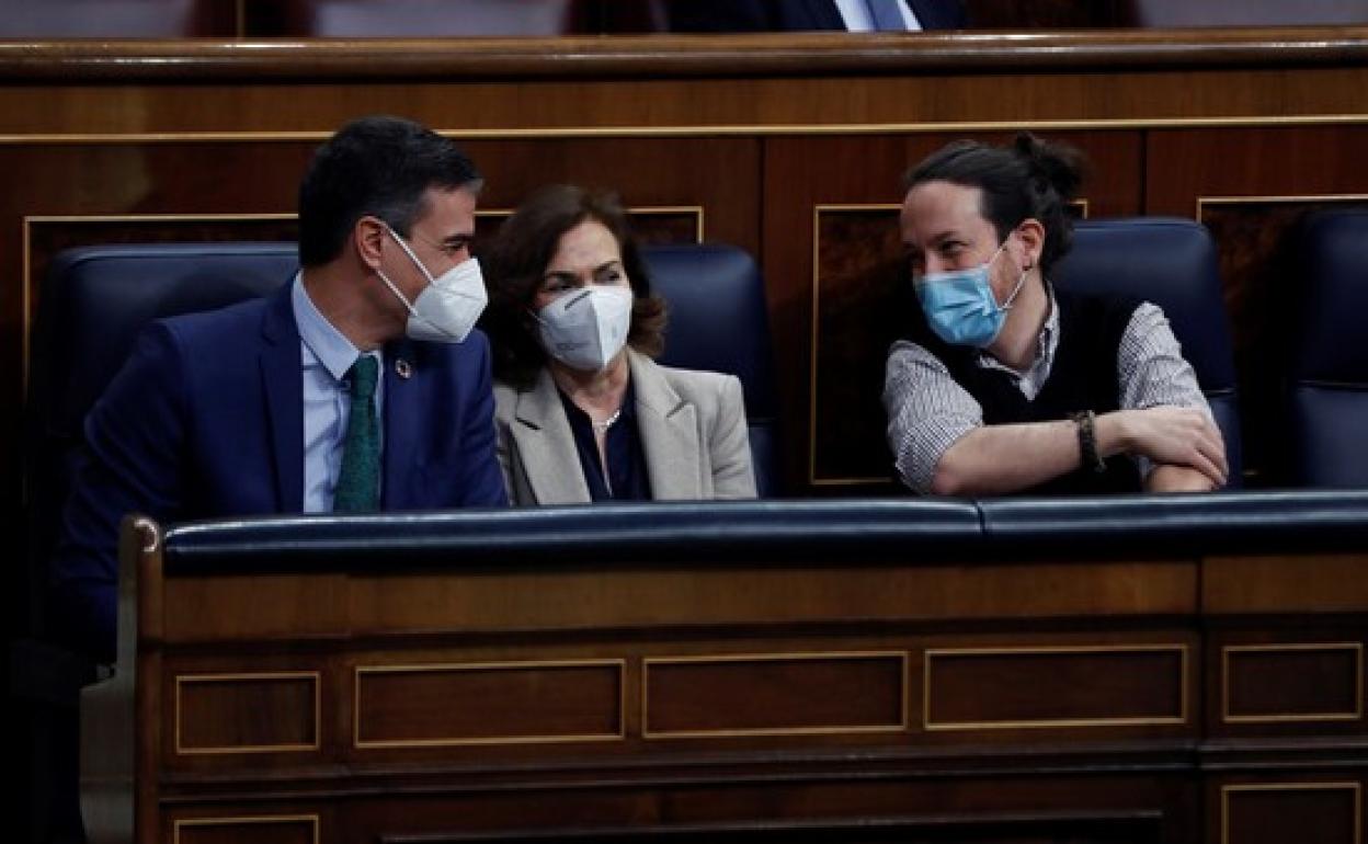 Pedro Sánchez, Carmen Calvo y Pablo Iglesias, en un pleno del Congreso. 