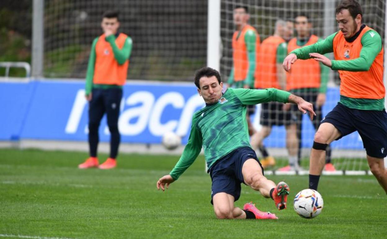 Mikel Oyarzabal se lanza al suelo para tratar de arrebatar un balon a Jon Bautista. 