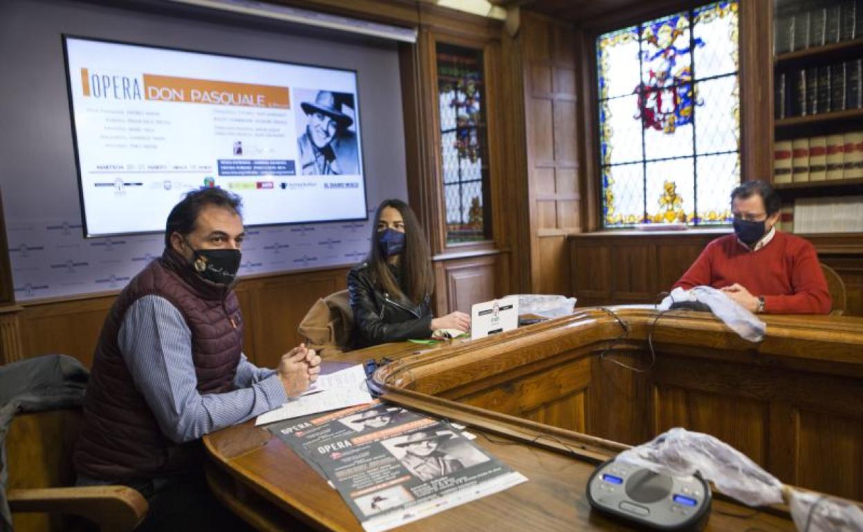 Ángel Pazos, director de escena, la concejala Juncal Eizaguirre y el barítono Isidro Anaya. 