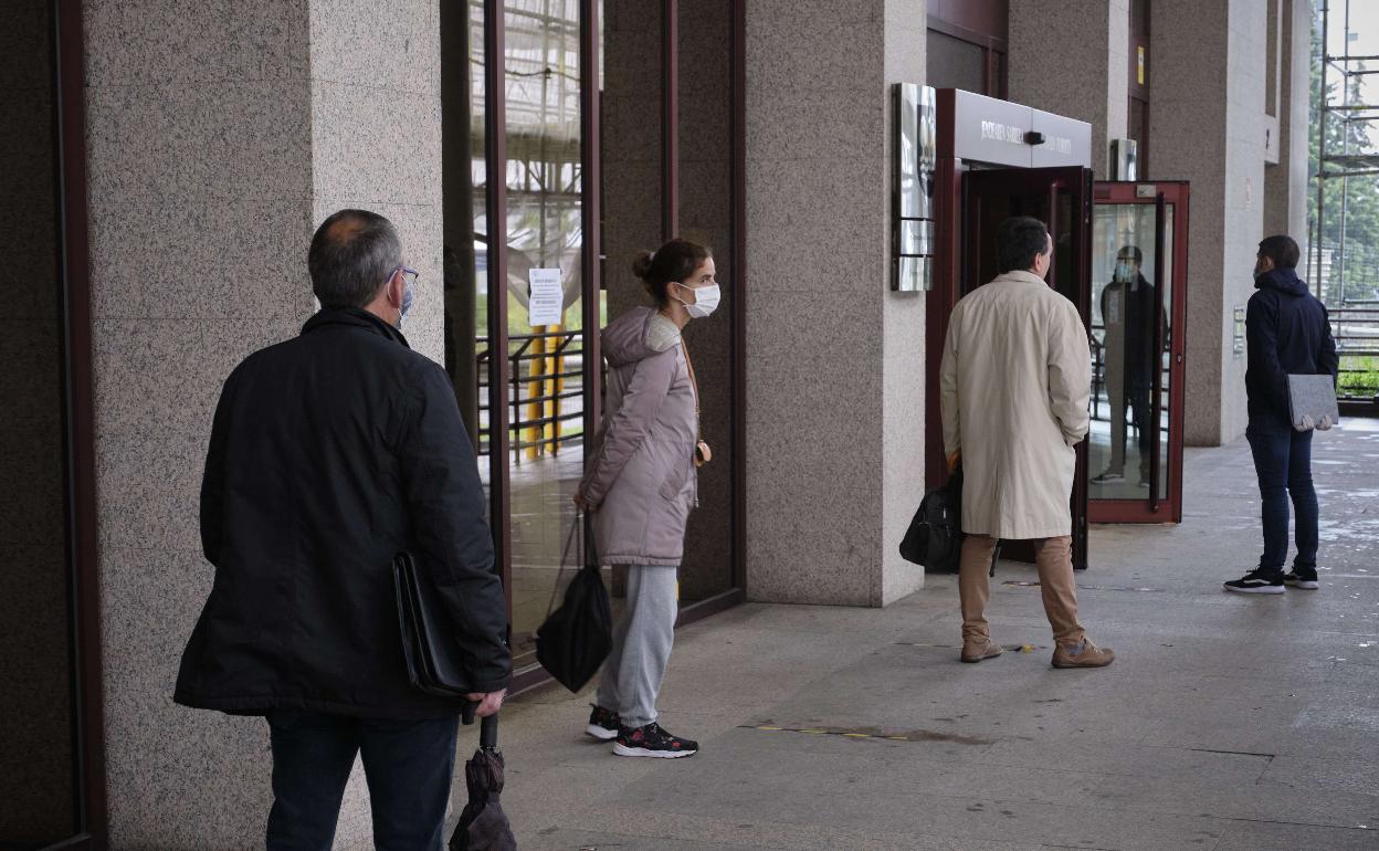Exterior de las oficinas de Hacienda de Gipuzkoa, en Errotaburu. 