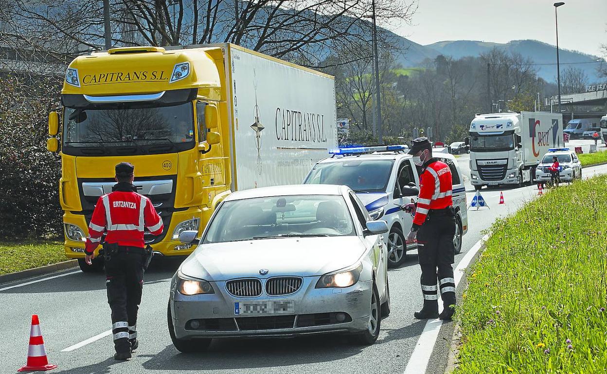 La Ertzaintza vigilaba ayer en Behobia el tráfico en la carretera N-121-A, de Irun a Pamplona. 