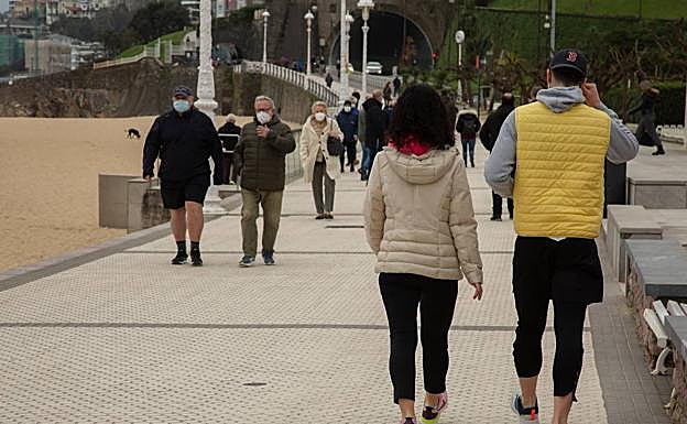 La tendencia del virus cambia en Euskadi y la incidencia repunta 35 días después