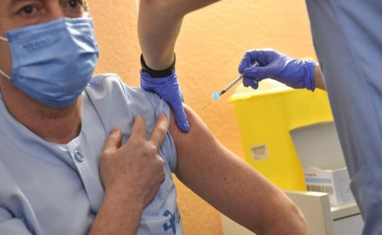 Los próximos grupos en inmunizarse serán las personas de «alto riesgo» y las de 70 años