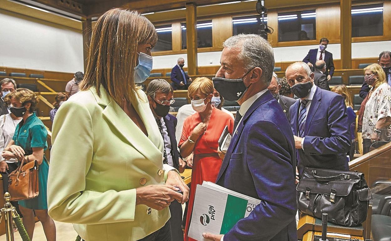 Idoia Mendia e Iñigo Urkullu conversan al final de un pleno en el Parlamento Vasco. 
