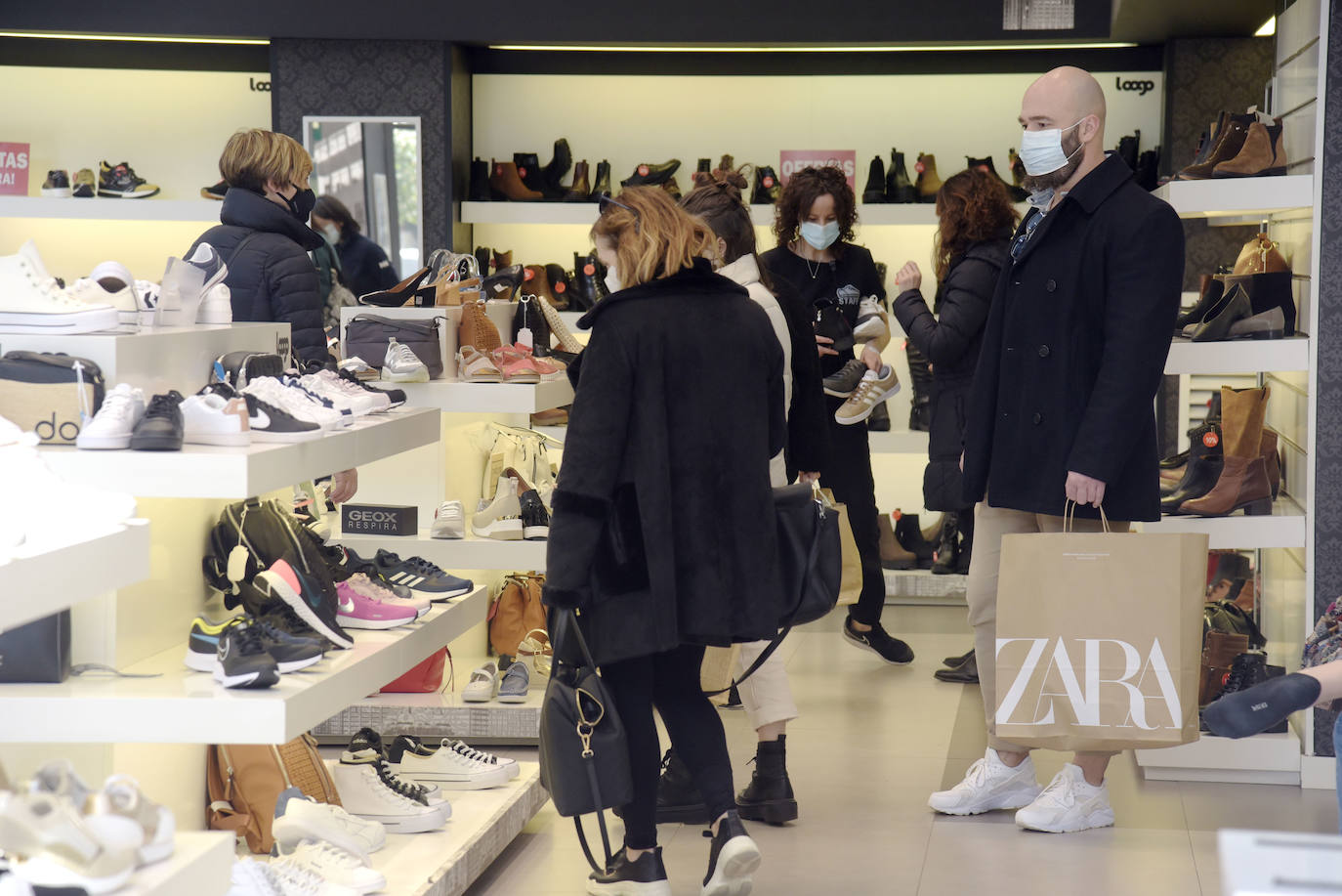 Miles de guipuzcoanos estrenaron este sábado el fin de la limitación con salidas a Bizkaia y Araba, y a segundas residencias