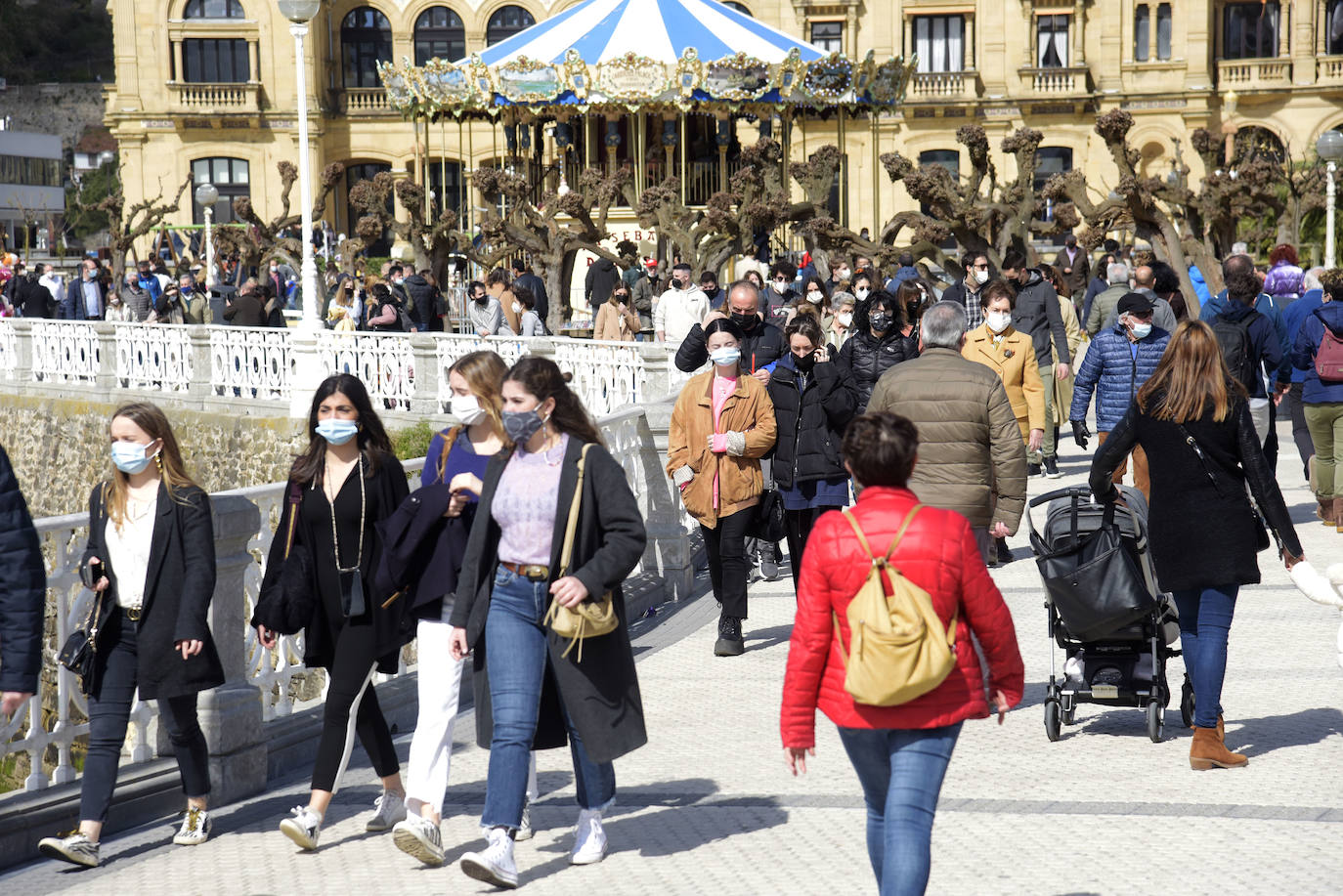 Miles de guipuzcoanos estrenaron este sábado el fin de la limitación con salidas a Bizkaia y Araba, y a segundas residencias