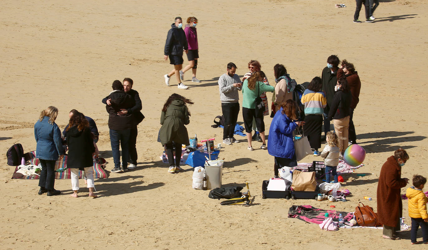 Miles de guipuzcoanos estrenaron este sábado el fin de la limitación con salidas a Bizkaia y Araba, y a segundas residencias