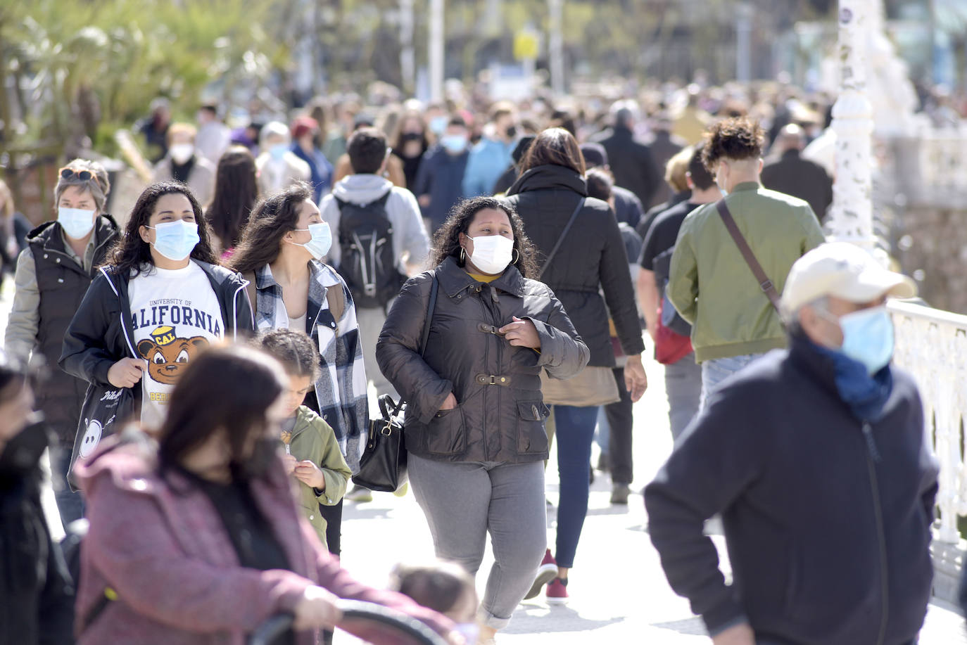 Miles de guipuzcoanos estrenaron este sábado el fin de la limitación con salidas a Bizkaia y Araba, y a segundas residencias
