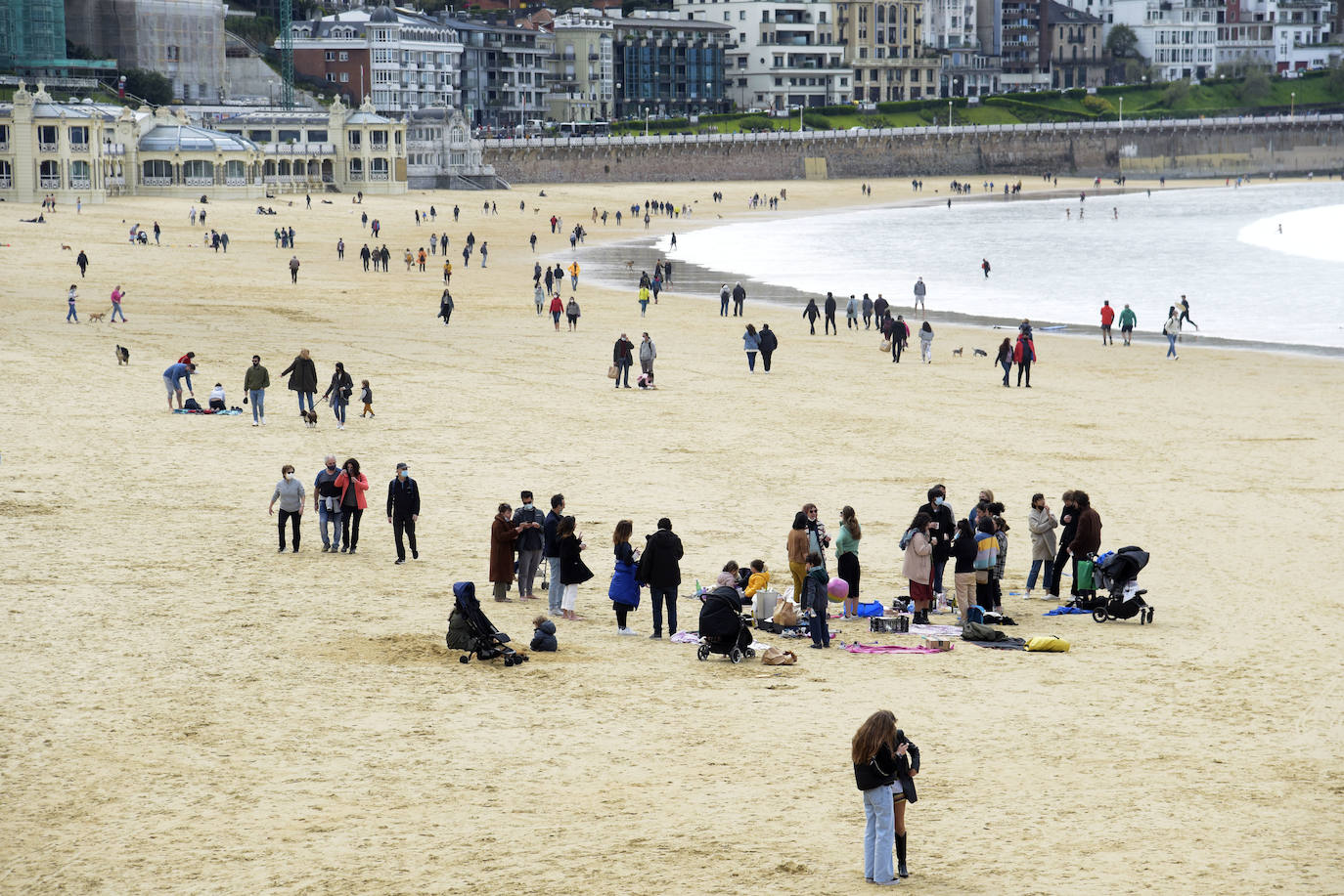 Miles de guipuzcoanos estrenaron este sábado el fin de la limitación con salidas a Bizkaia y Araba, y a segundas residencias