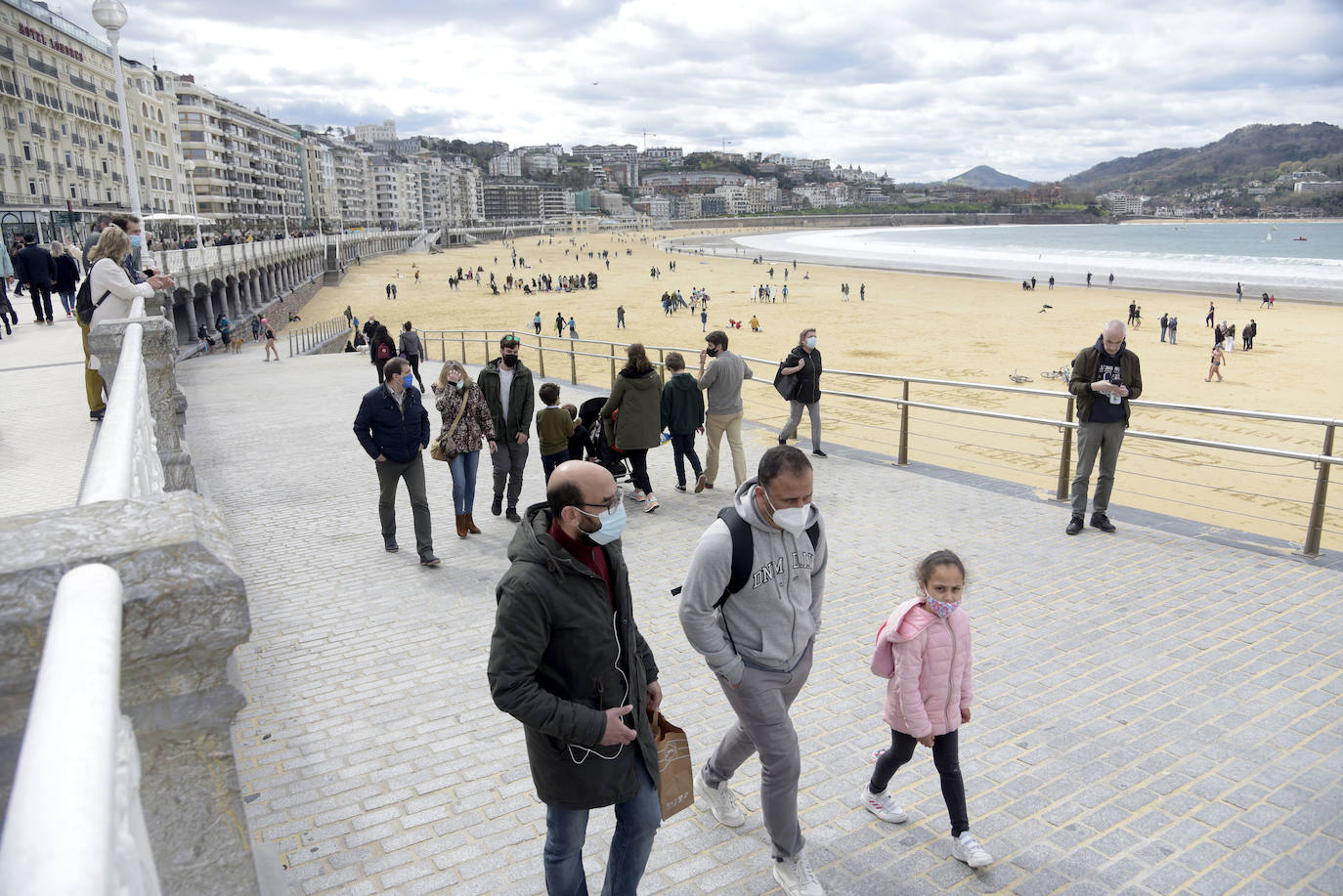 Miles de guipuzcoanos estrenaron este sábado el fin de la limitación con salidas a Bizkaia y Araba, y a segundas residencias