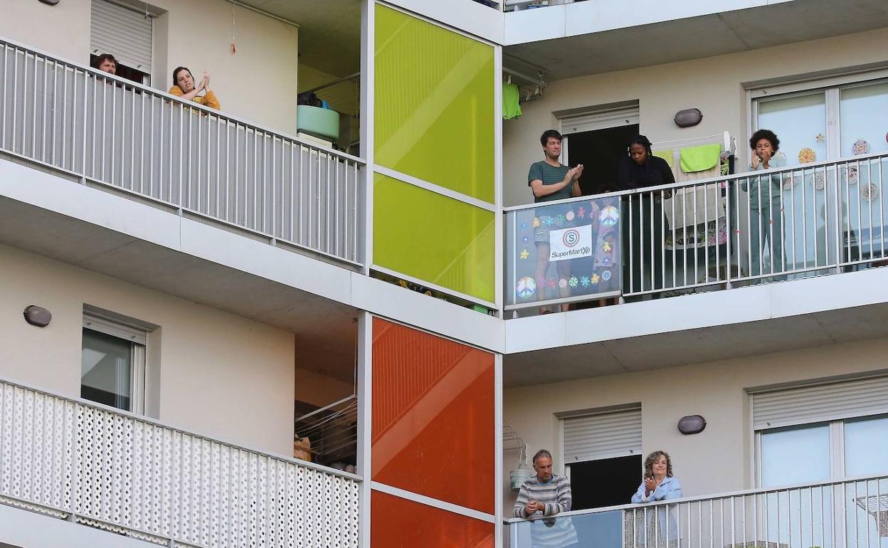 Aplausos a las ocho de la tarde desde los balcones, una imagen de la pandemia para la historia. 