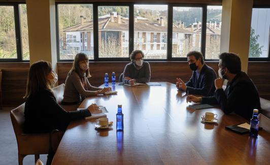 Julio Díaz de Alda, en el centro, dirigió la mesa redonda.