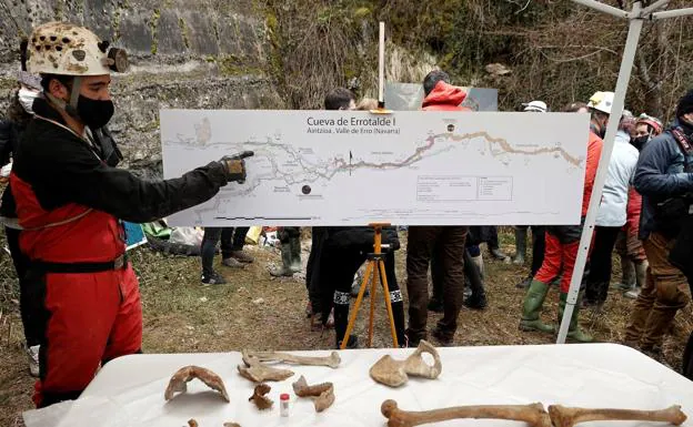 Un arqueólogo explica sobre el mapa el lugar donde se localizó el esqueleto.