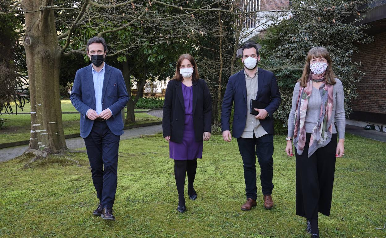 Jabier Larrañaga, Laura Amorós, Fernando Sáenz y Patricia Casado, en la entrada de El Diario Vasco. 