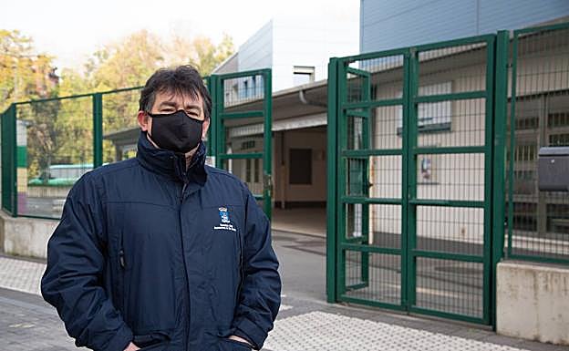 Iñaki Arregi, ante la Ikastola Ikasbide, donde realiza labores de mantenimiento. 