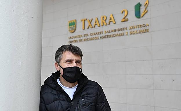 Josu Ariztegi lleva diez años trabajando como interino en la Diputación, en Txara II