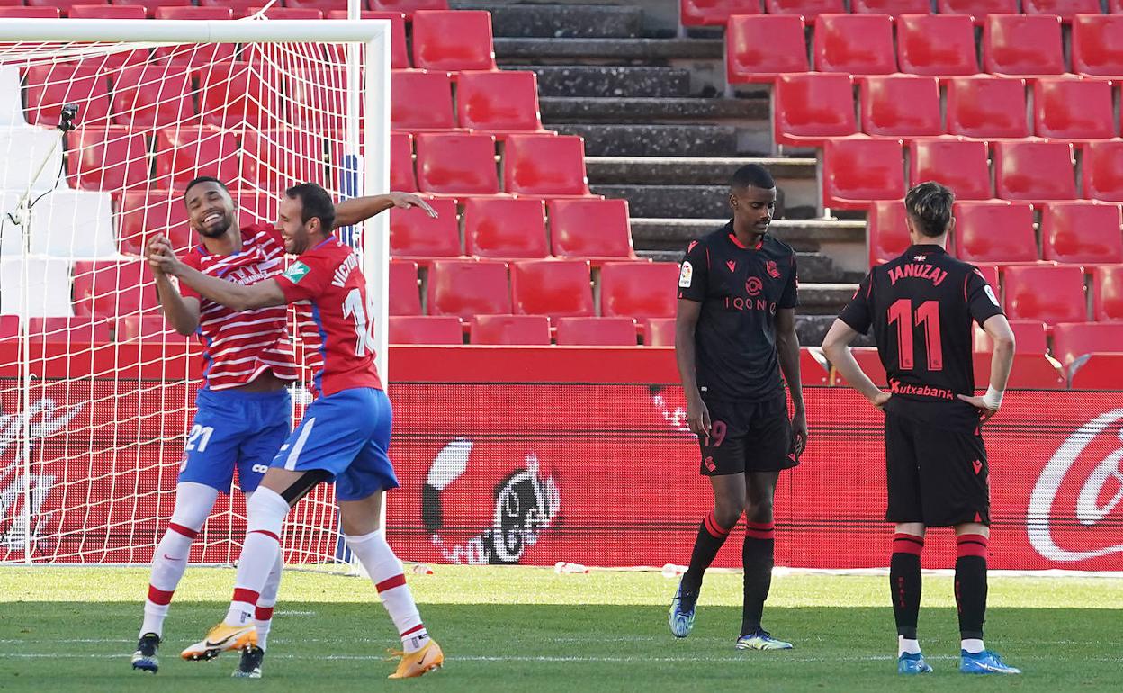 Herrera y Víctor Díaz celebran el gol nazarí ante la desesperación de Januzaj e Isak en Los Cármenes. 