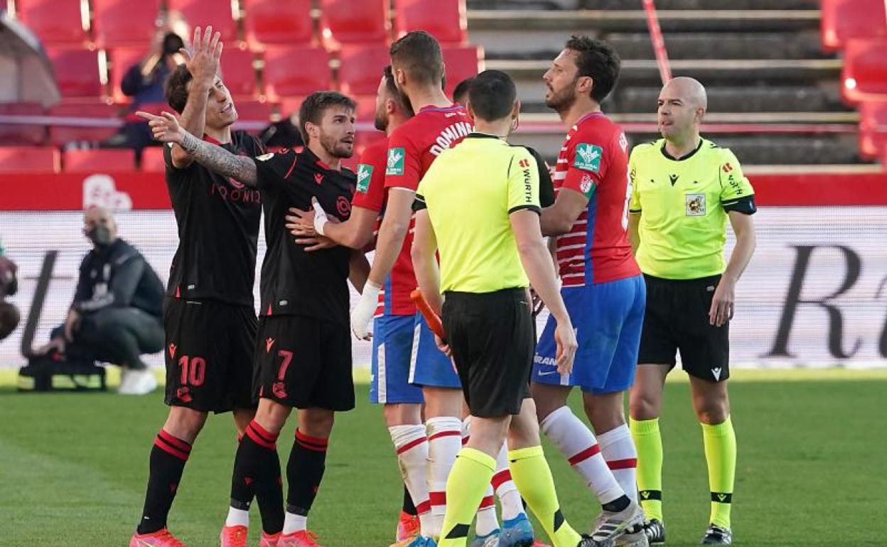 Oyarzabal y Portu discuten con varios jugadores del Granada