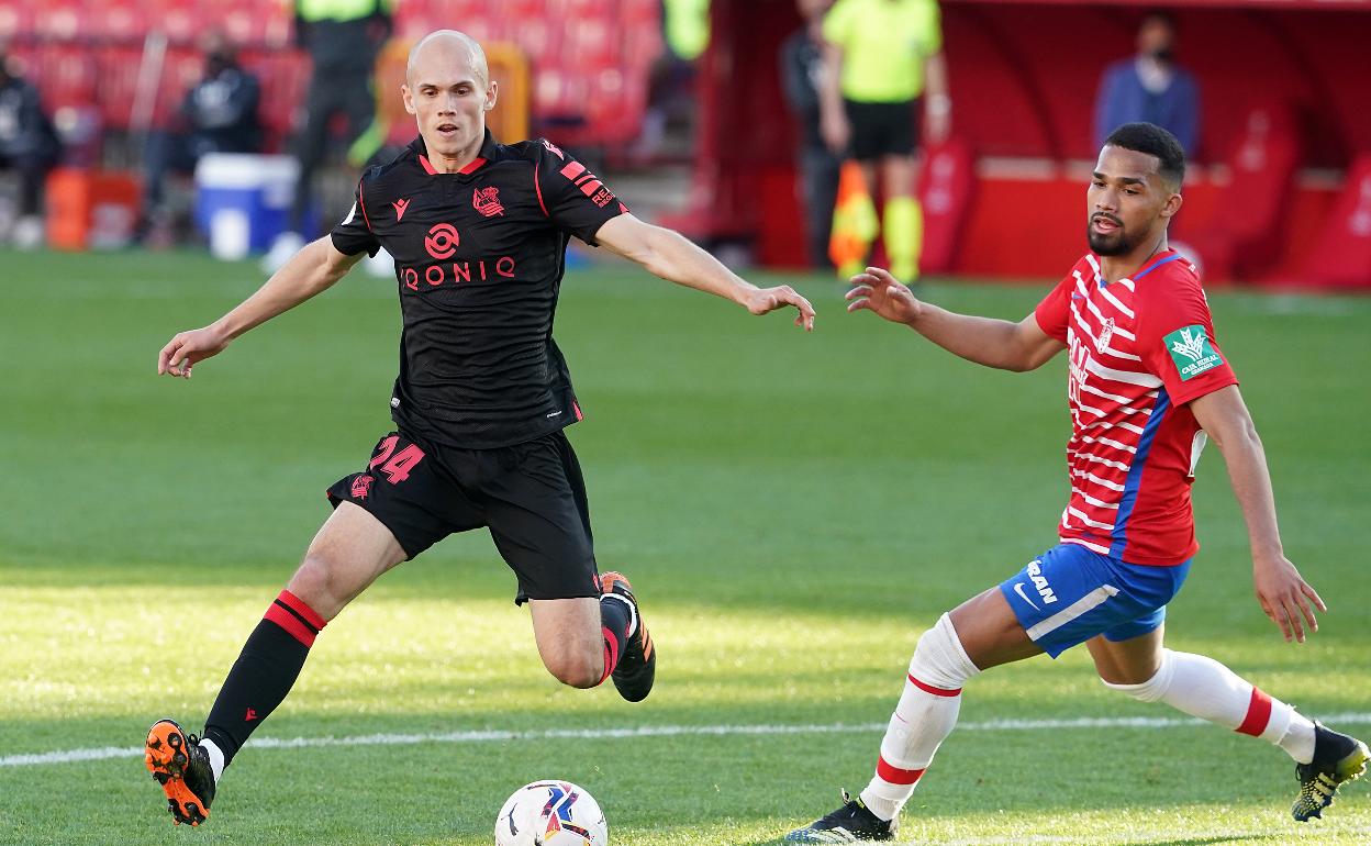 Guridi, que salió por el lesionado Silva, busca una pelota ante el acoso de Yangel Herrera 