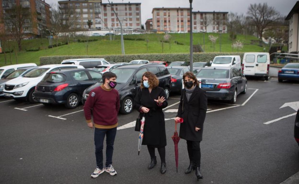 Borja Olazabal, Cristina Laborda y la técnico del área de Obras, Ana Baena. 