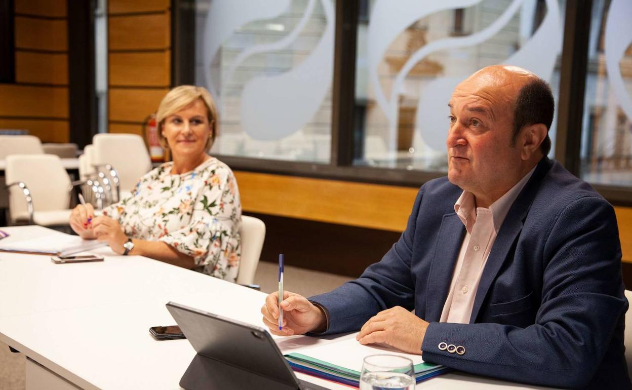 Itxaso Atutxa y Andoni Ortuzar, durante una ejecutiva del EBB.