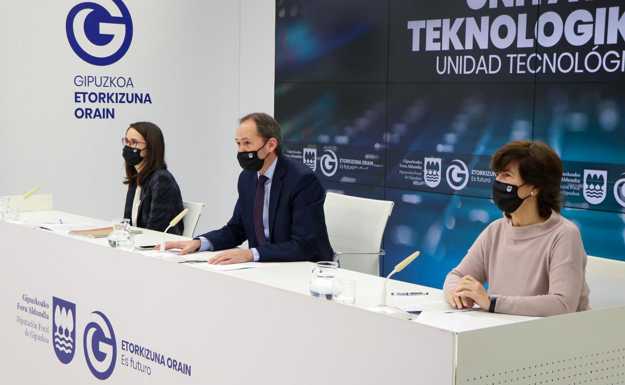 El diputado de Hacienda, Jokin Perona, junto a la directora de Hacienda, Irune Yarza (derecha) y la subidrectora de Estrategia Tecnológica, Koro Pereiro (izquierda).