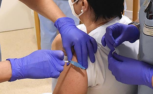 Una mujer recibe una vacuna.