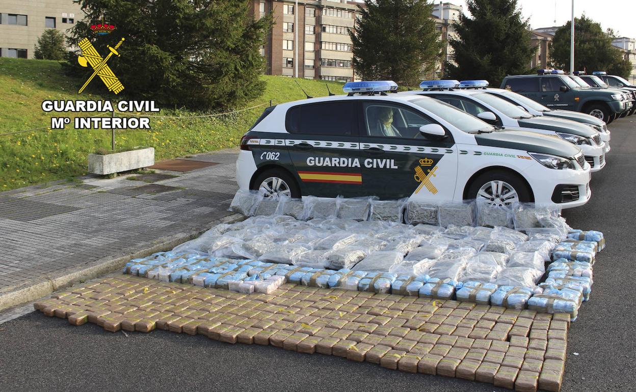 Un can detecta 345 kilos de droga oculta en un camión que pretendía pasar la frontera en Irun