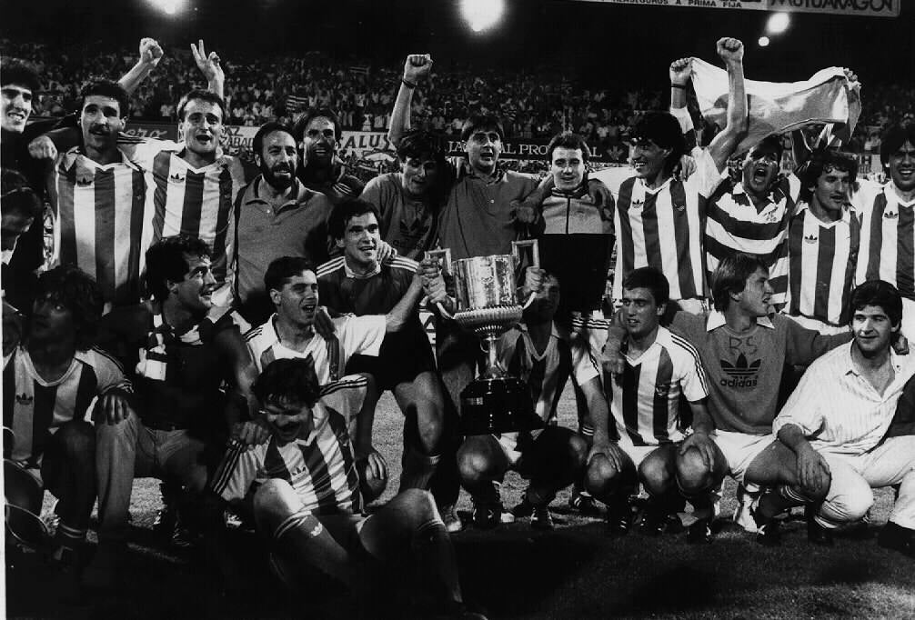 Los realistas celebran sobre el césped de La Romareda el título de Copa que ganaron ante el Atlético de Madrid en la final de 1987