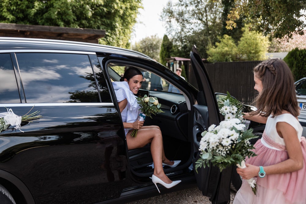 María y Jorge se casaron en Gorliz en una ceremonia íntima adaptada a las circunstancias. De largura 'mini' por encima de la rodilla, con corte asímetrico, volumen en la parte superior y lazadas laterales, la protagonista se ha convertido en una de las novias más impresionantes de las últimas semanas. El diseño lo ha firmado Fabio Encinar, uno de los diseñadores con sede en Madrid más de moda. En cuanto al peinado, otro de los elementos más destacados del estilismo, ha optado por un acertado moño bajo de bailarina súper pulido y tirante, con horquillas de Oui Novias