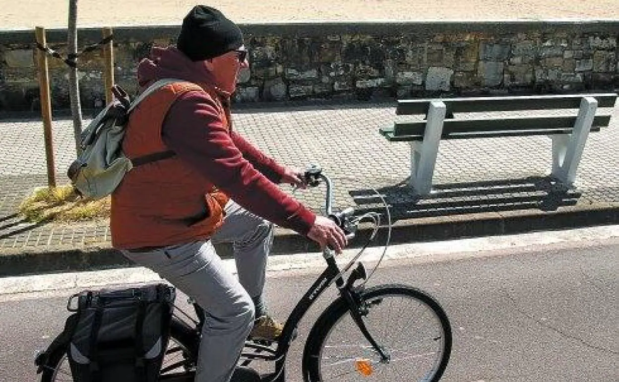 Un ciudadano se desplaza en bicicleta por un bidegorri en Hondarribia. 
