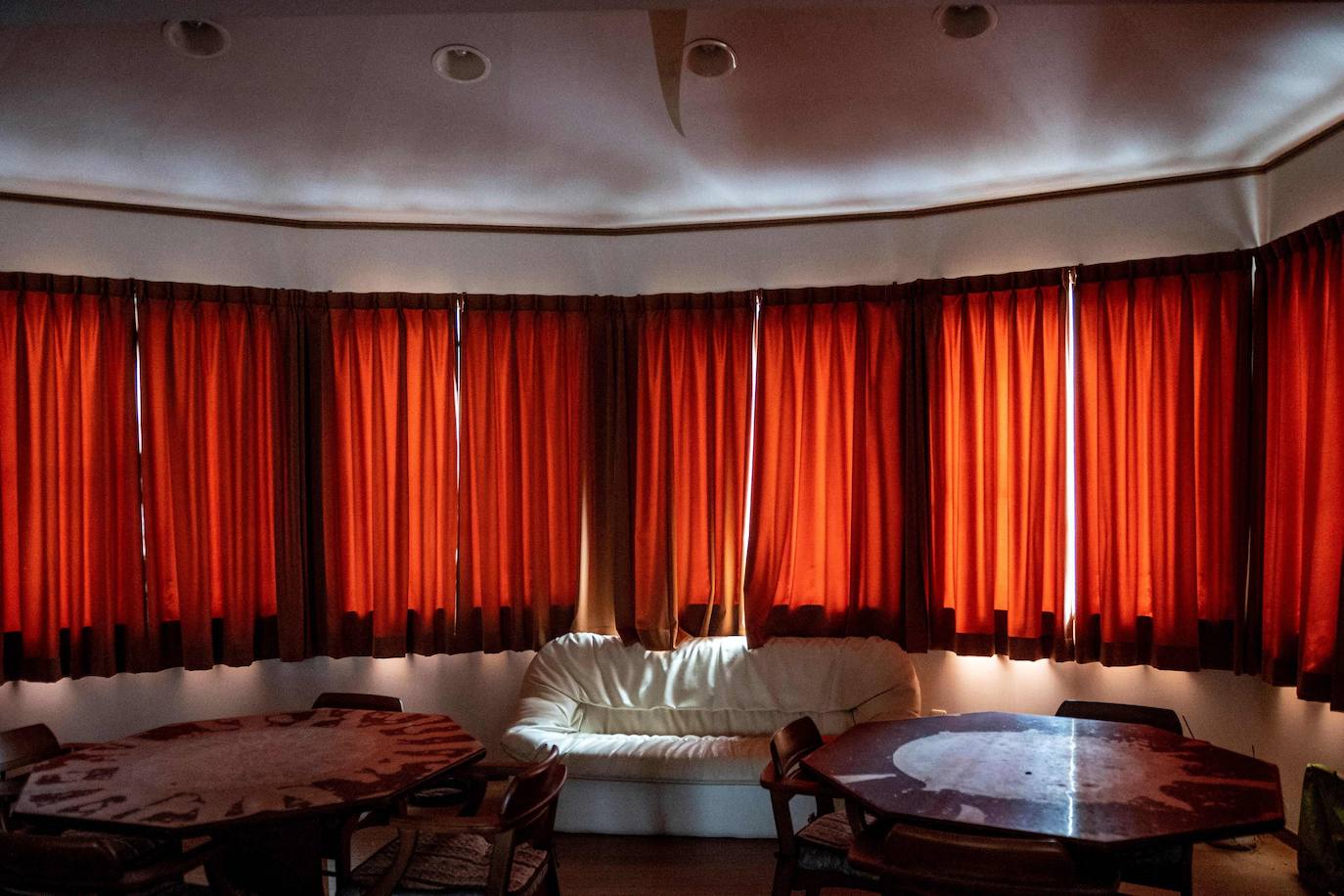 El 11 de marzo de 2011 ha quedado grabado en la historia por el desastre nuclear ocurrido en la planta nuclear Fukushima Daiichi. Ese día, el terremoto más intenso en la historia de Japón, de 9,1 puntos en la escala de Richter, ocasionó un tsunami de 15 metros en la costa de la región de Tohoku, que sumado a un fallo humano terminó en convirtiéndose en el mayor accidente nuclear en el mundo desde el de Chernóbil en 1986. La falta de suministro eléctrico provocó la fusión del núcleo en tres de los seis reactores de la planta, lo que derivó en la brutal catástrofe que diez años después sigue siendo una zona contaminada, plagada de ruinas y abandono. 