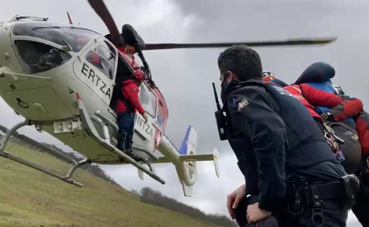 EL ciclista herido es llevado al helicóptero.