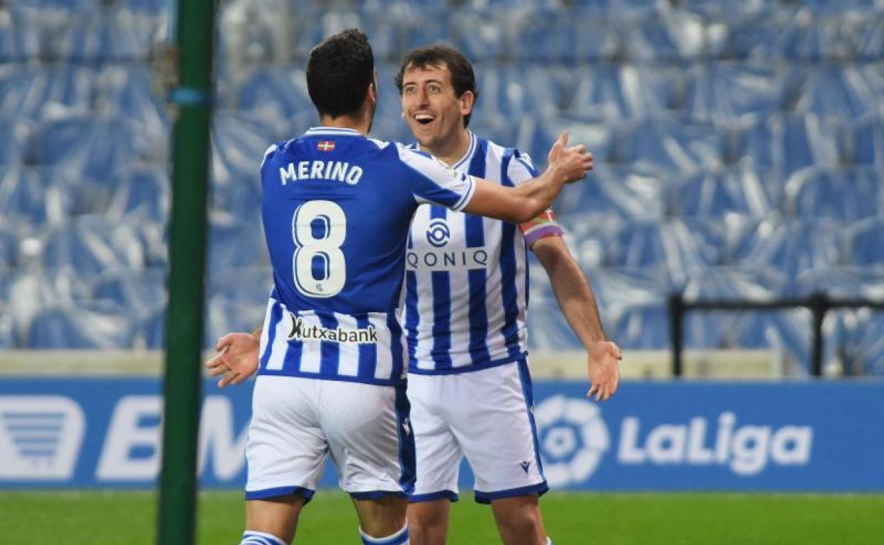 Merino y Oyarzabal celebran el gol que el centrocampista navarro marcó al Levante en el Reale Arena. 