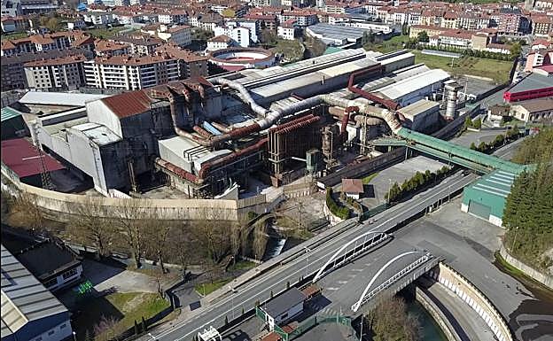 Imagen principal - Corrugados cerró en 2013 su acería, lo que supuso un duro golpe para la comarca.