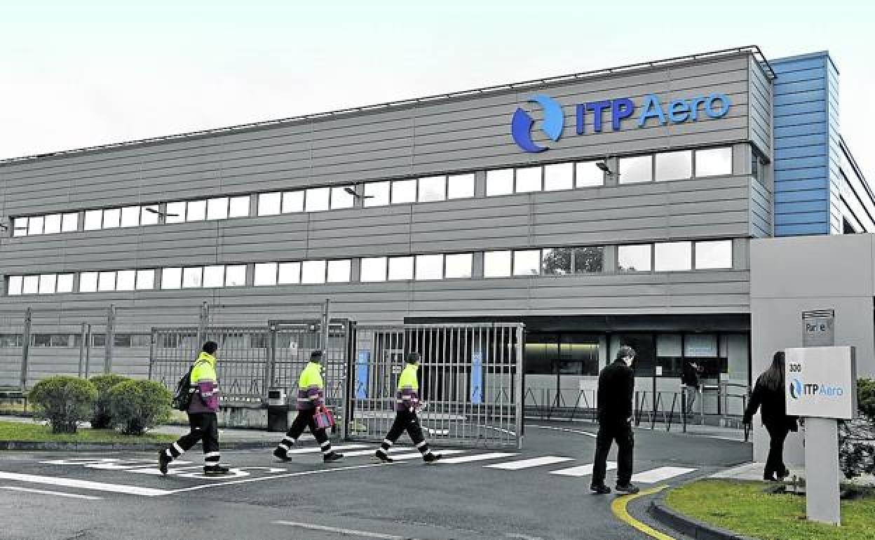 Trabajadores entrando en la planta de ITP Aero en Zamudio.