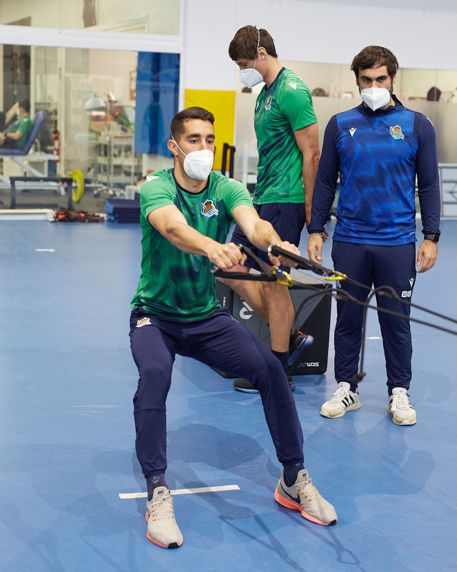 Los jugadores de la Real Sociedad se han ejercitado este viernes a cubierto para preparar el partido que les enfrentará el domingo al Barcelona en el Reale Arena.