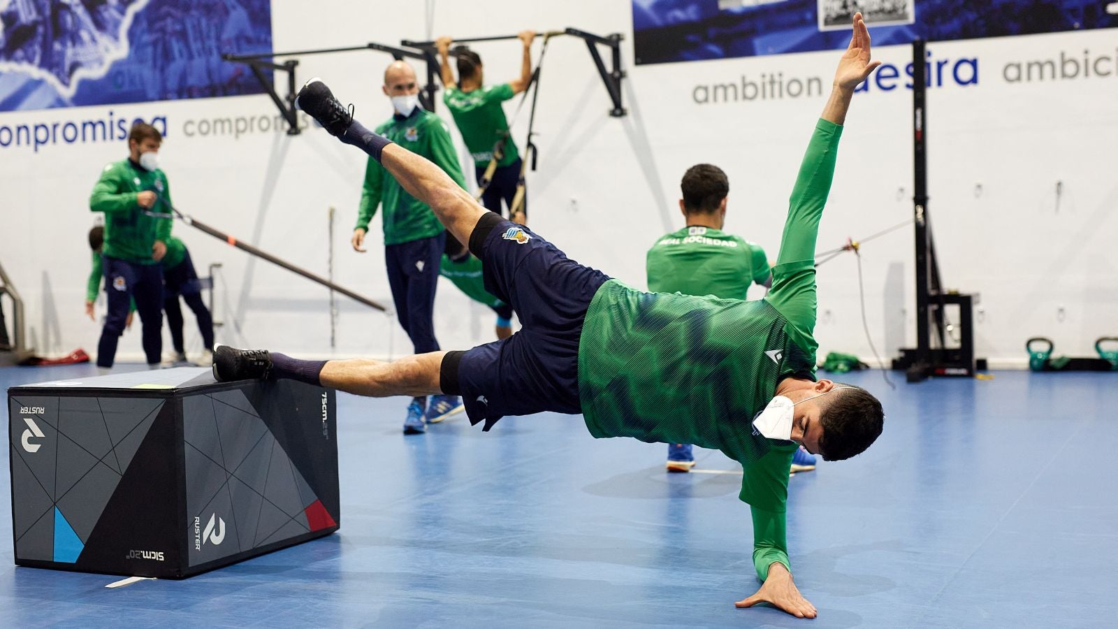 Los jugadores de la Real Sociedad se han ejercitado este viernes a cubierto para preparar el partido que les enfrentará el domingo al Barcelona en el Reale Arena.