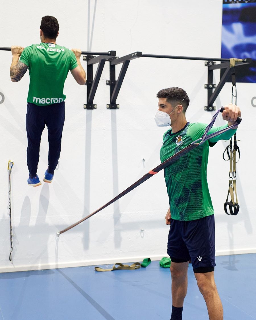 Los jugadores de la Real Sociedad se han ejercitado este viernes a cubierto para preparar el partido que les enfrentará el domingo al Barcelona en el Reale Arena.