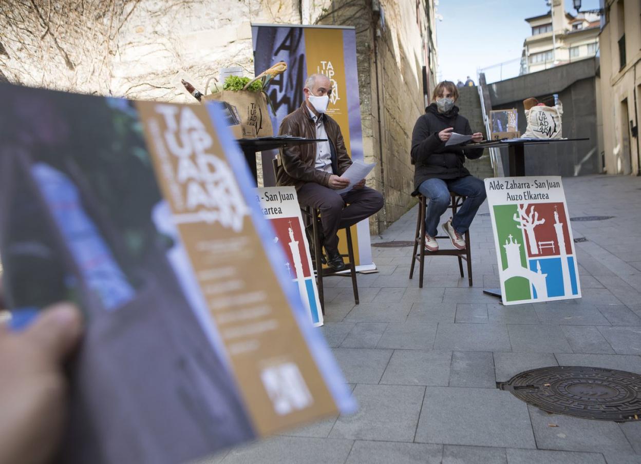 Koldo Susperregi y Helena López, presidente y vocal de la asociación del barrio, respectivamente. 