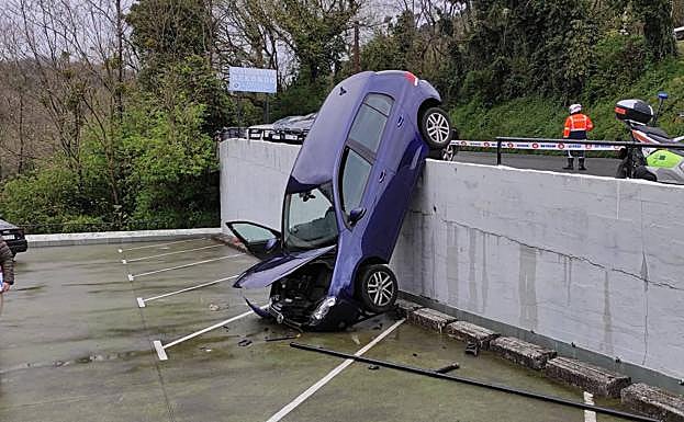 Imagen principal - San Sebastián: Aparatoso accidente mientras intentaba aparcar