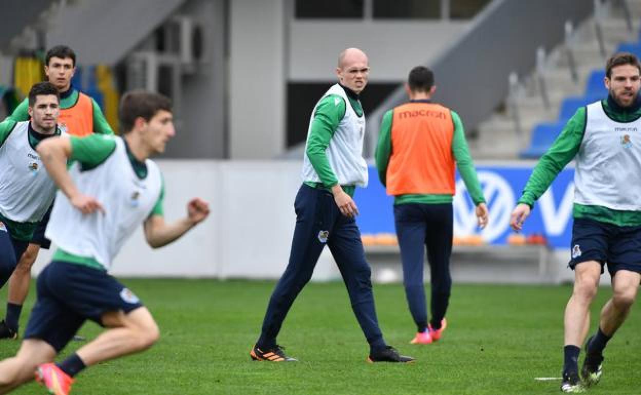 Guridi, en medio de la imagen, en un entrenamiento.