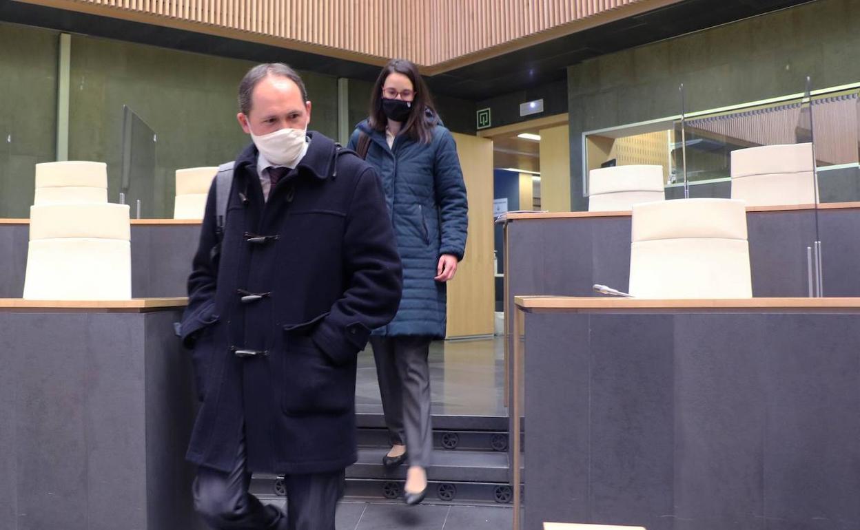 El diputado Jokin Perona y la directora de Hacienda, Irune Yarza, ayer a su llegada a las Juntas Generales para la comisión de Hacienda y Finanzas. 