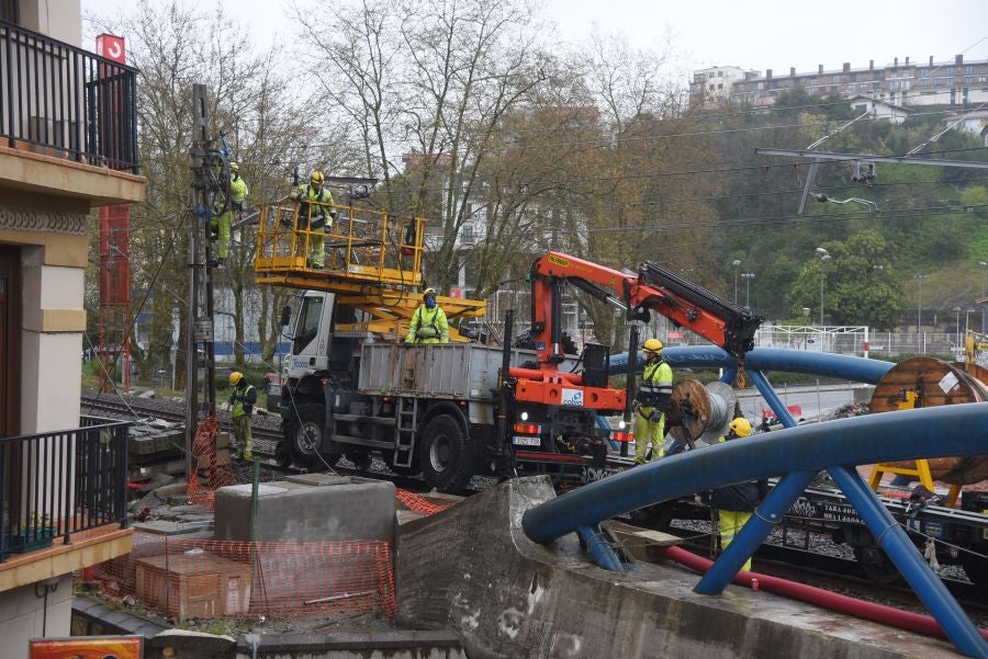 Operarios de Adif tratan de subsanar la incidencia en la catenaria a la altura del viaductor de Iztueta. El tráfico entre Pasaia y Hernani ha estado interrumpido durante toda la tarde. 