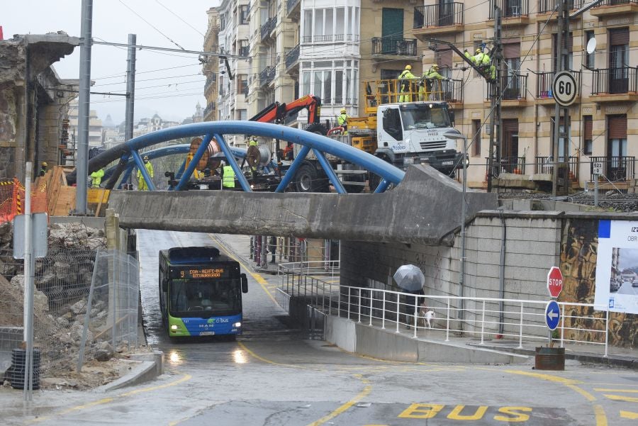 Operarios de Adif tratan de subsanar la incidencia en la catenaria a la altura del viaductor de Iztueta. El tráfico entre Pasaia y Hernani ha estado interrumpido durante toda la tarde. 