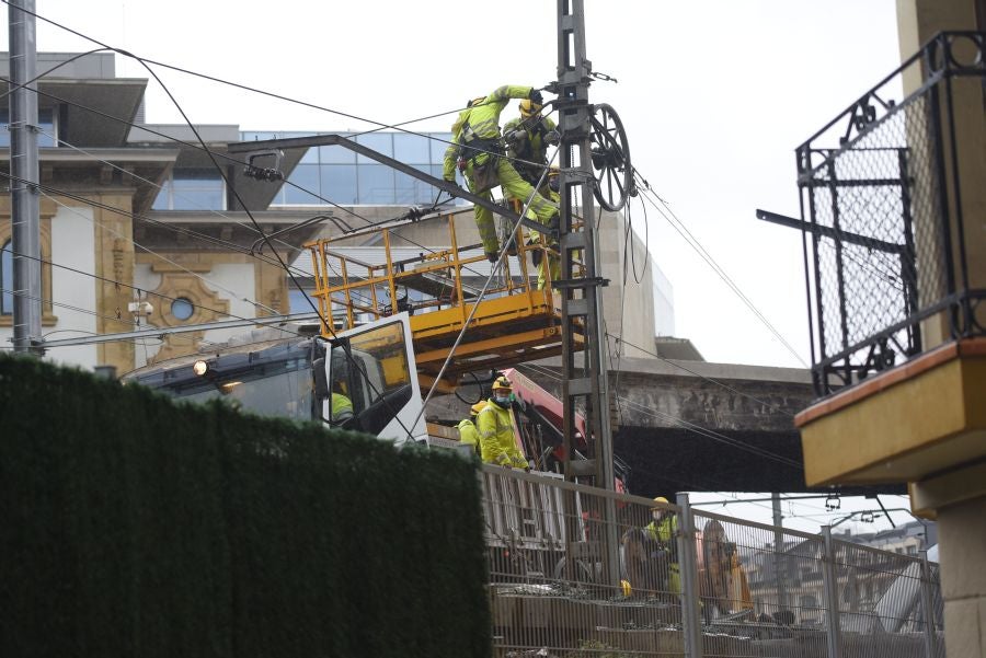 Operarios de Adif tratan de subsanar la incidencia en la catenaria a la altura del viaductor de Iztueta. El tráfico entre Pasaia y Hernani ha estado interrumpido durante toda la tarde. 