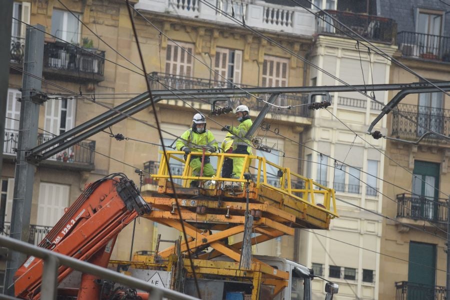 Operarios de Adif tratan de subsanar la incidencia en la catenaria a la altura del viaductor de Iztueta. El tráfico entre Pasaia y Hernani ha estado interrumpido durante toda la tarde. 