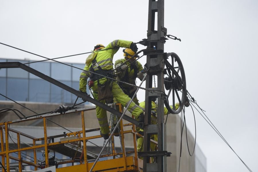 Operarios de Adif tratan de subsanar la incidencia en la catenaria a la altura del viaductor de Iztueta. El tráfico entre Pasaia y Hernani ha estado interrumpido durante toda la tarde. 