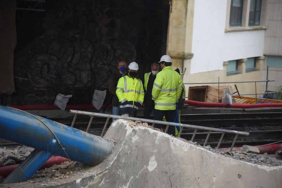 Operarios de Adif tratan de subsanar la incidencia en la catenaria a la altura del viaductor de Iztueta. El tráfico entre Pasaia y Hernani ha estado interrumpido durante toda la tarde. 