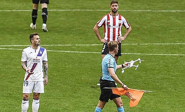 Cae un dron sobre el césped de San Mamés durante el Athletic-Eibar